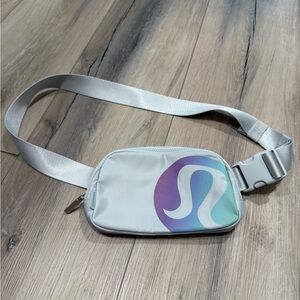 lululemon athletica Crossbody belt Bag in Gray with Multicolor Logo